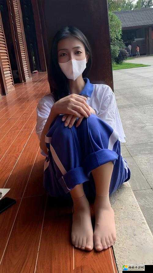 女同桌脱鞋子帮我脚交放！这段温暖瞬间背后的善意传递