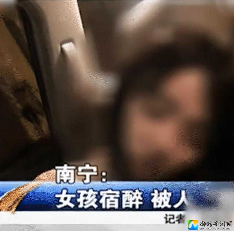 扒开美女粗暴揉躏在酒店引争议！为何这种行为让网友热议？