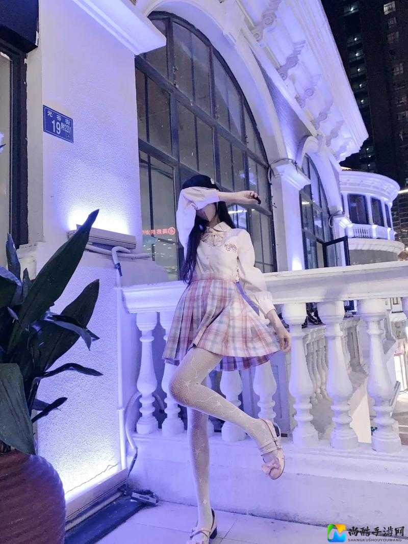 白丝JK双脚吊起背后：都市年轻人的情感表达新方式