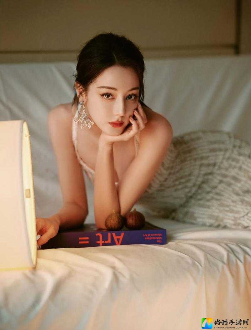 迪丽热巴双乳被俩人吸着揉事件引热议：演员职业边界该不该被重新审视？