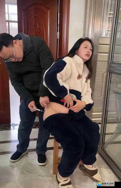 校花跪着扒开桃让客人往下摸：尊严与选择背后的深刻叩问