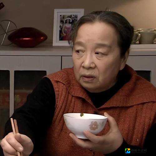 又白又肥老妇人引热议：社会审美下的刻薄标签