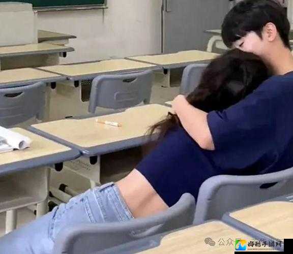 解开胸罩喂学长吃奶视频爆红背后：我们究竟在追求什么？